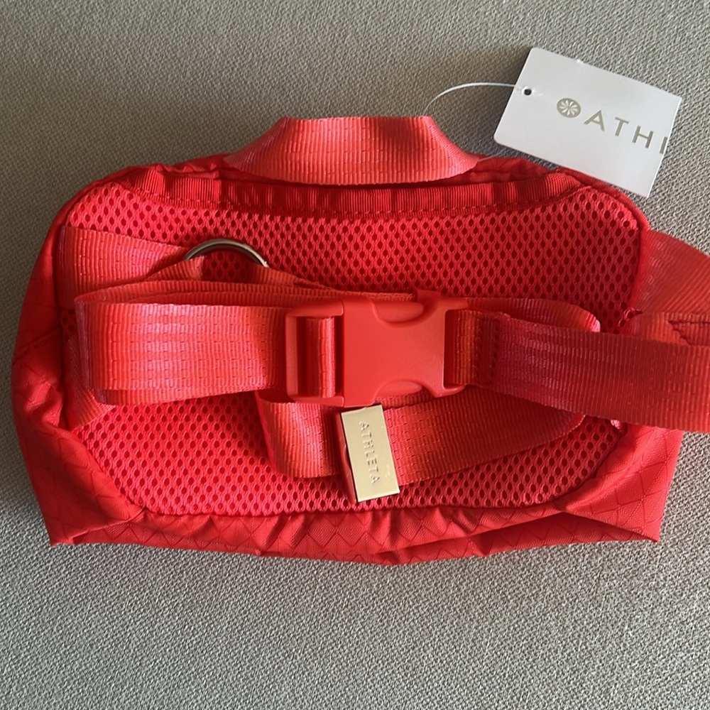 Athleta Excursion Crossbody Belt Bag in Coral - Picture 5 of 7